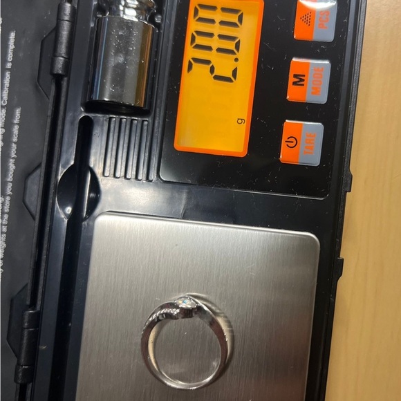 Elegant Silver Ring with Zircons - Picture 2 of 4